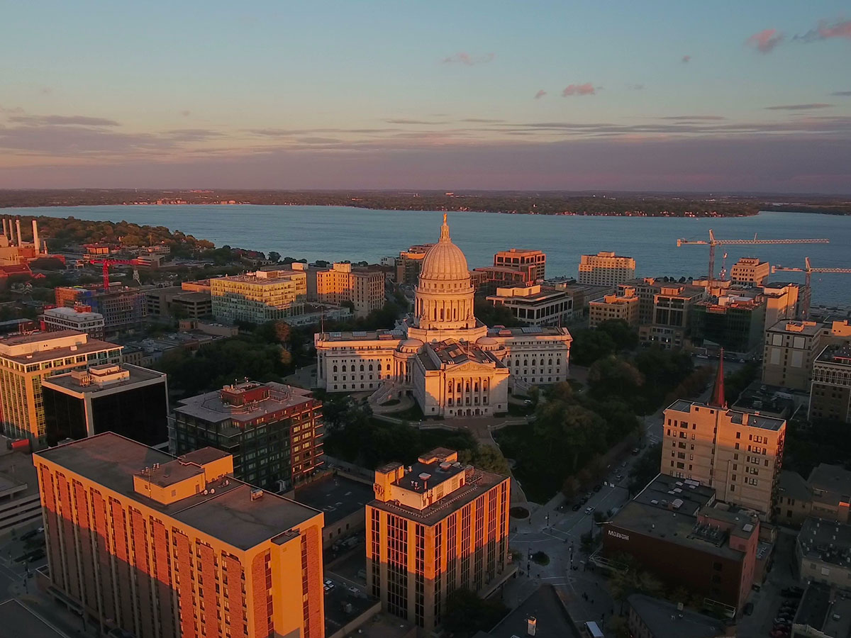 Picture of the Wisconsin Capitol building in Madison at night